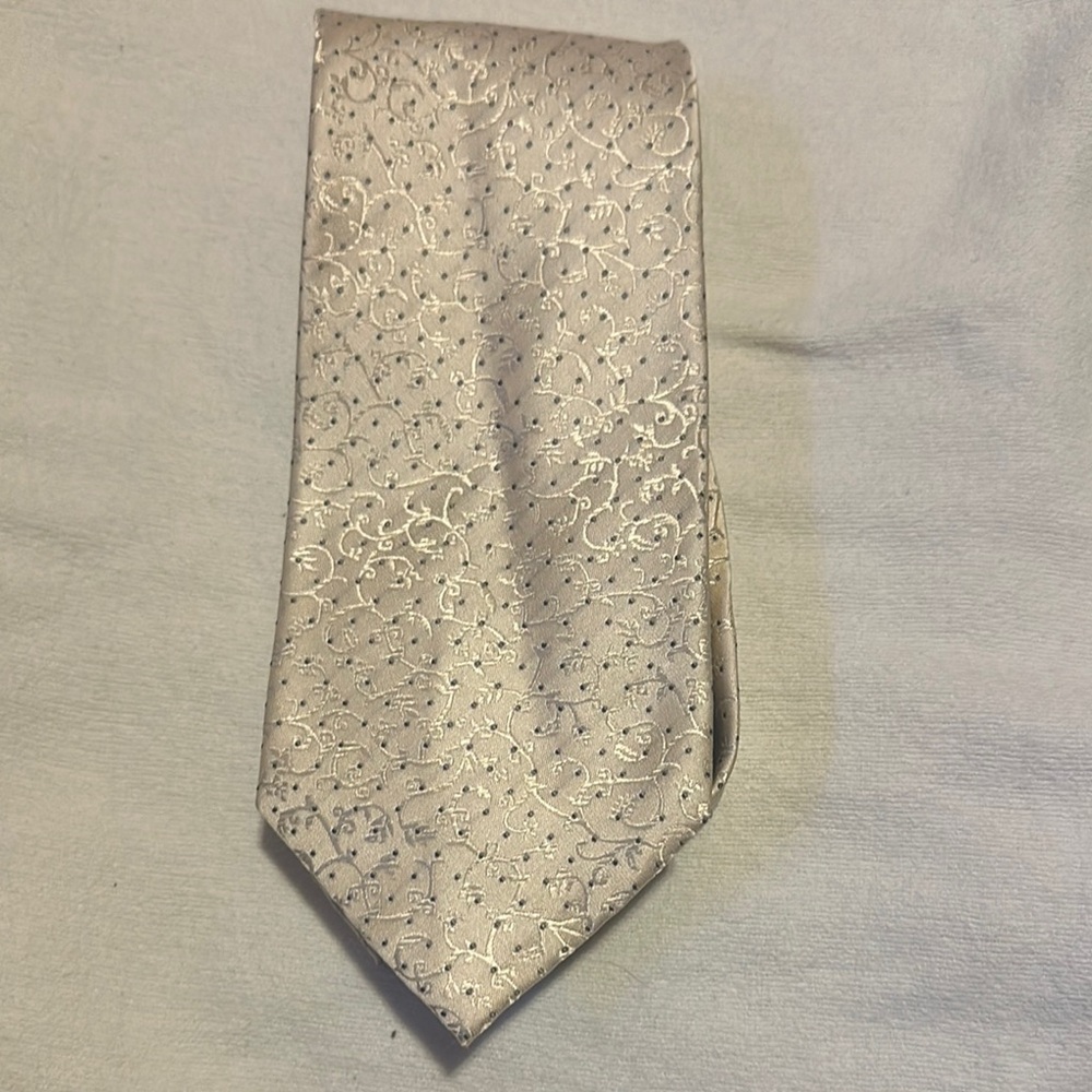Elegant Silver Patterned Tie